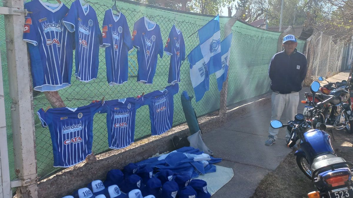 No faltaron las camisetas, gorras y banderas de Godoy Cruz en la fila por las entradas