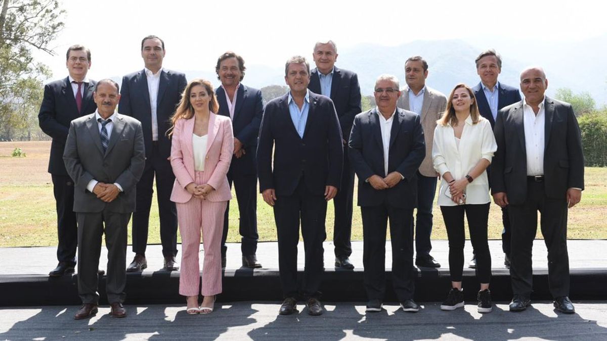 La foto de Sergio Massa con algunos gobernadores radicales, como Gerardo Morales y Gustavo Valdés, cuestionada por Luis Petri.