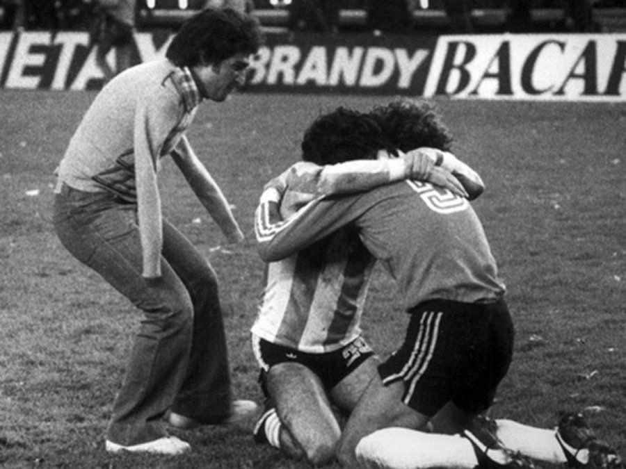 Tarantini y Fillol campeones del mundo: El abrazo del alma.
