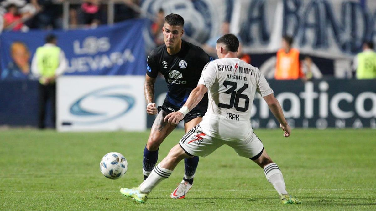 La Lepra y Riestra jugaron un partido intenso en el Gargantini (UNO/Nicolás Ríos) La Lepra y Riestra jugaron un partido intenso en el Gargantini (UNO/Nicolás Ríos)