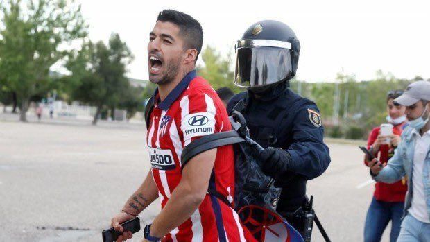 Luis Suárez celebró con los hinchas del Atlético Madrid a la salida del estadio.