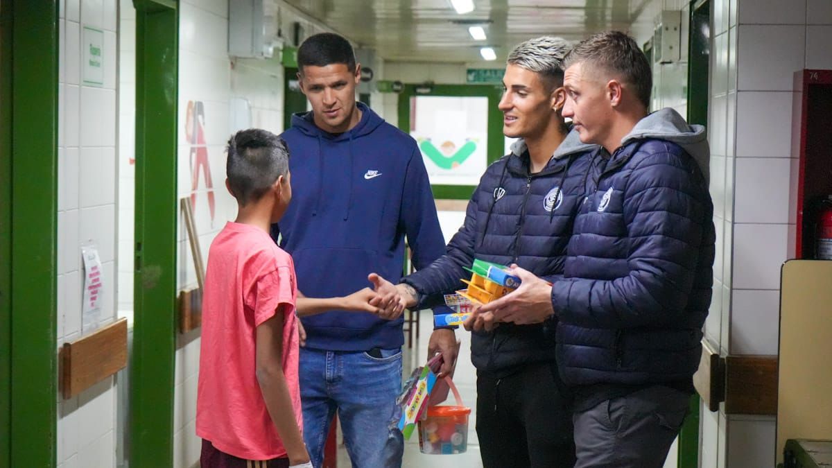 Alex Arce, Francisco Petrasso y Mauro Maidana charlando con uno de los niños internados en el Notti. Alex Arce, Francisco Petrasso y Mauro Maidana charlando con uno de los niños internados en el Notti.
