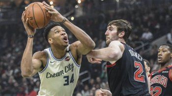 Giannis Antetokounmpo hizo un triple doble y alcanzó los 10.000 puntos en la NBA