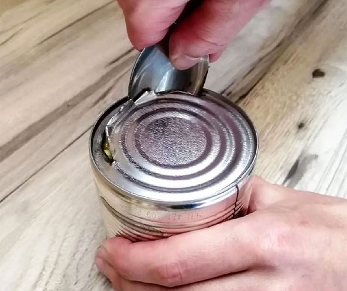 El truco de abrir la lata sin abrelatas sorprende a todos cada vez que lo conocen. El truco de abrir la lata sin abrelatas sorprende a todos cada vez que lo conocen.