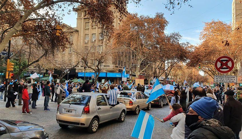 La Justicia abrió una causa por el banderazo y buscan identificar a los participantes