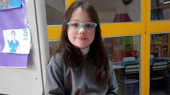 Quién es la nena de 8 años que usó todos sus ahorros para regalar juguetes a chicos internados