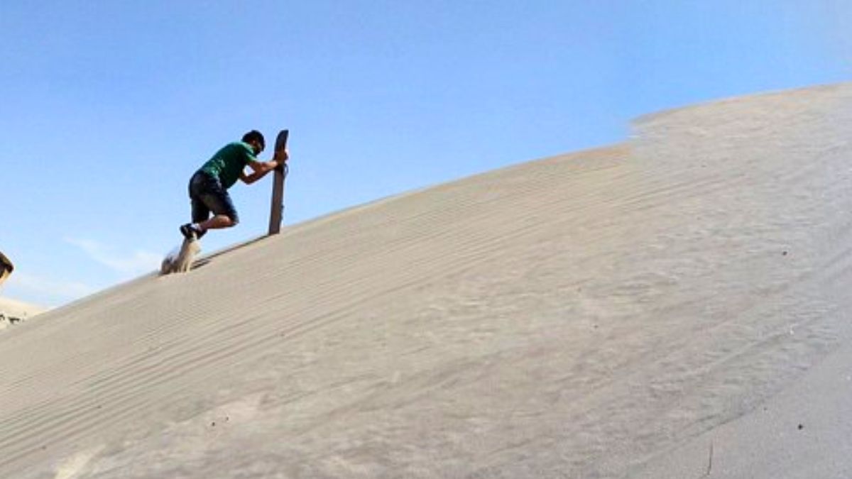 El sandboard es una las opciones en el desierto de este pueblo. El sandboard es una las opciones en el desierto de este pueblo.