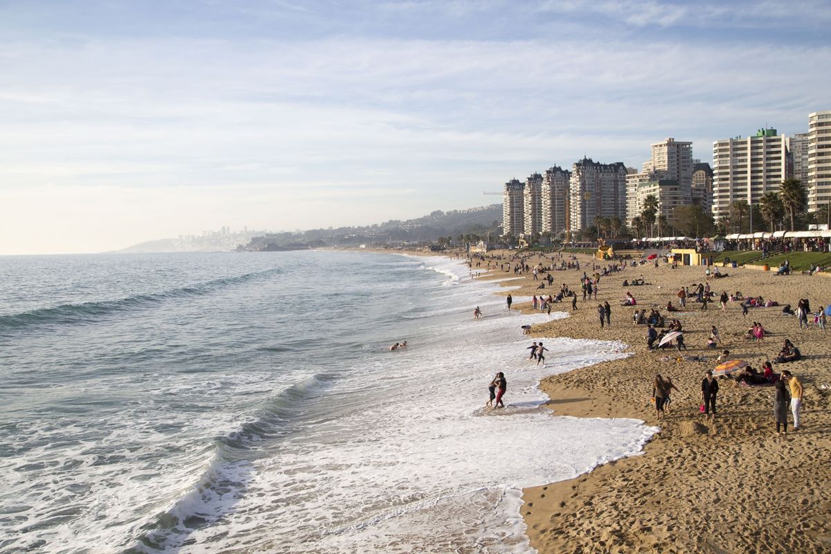 Viña del Mar queda aproximadamente a seis horas en auto de Mendoza Capital, aunque el tiempo puede variar dependiendo de la fila de la aduana y las paradas que realicen los viajeros. Viña del Mar queda aproximadamente a seis horas en auto de Mendoza Capital, aunque el tiempo puede variar dependiendo de la fila de la aduana y las paradas que realicen los viajeros.