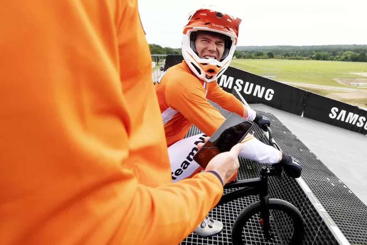 Un oficial cruzó la pista de BMX y protagonizó un terrible accidente