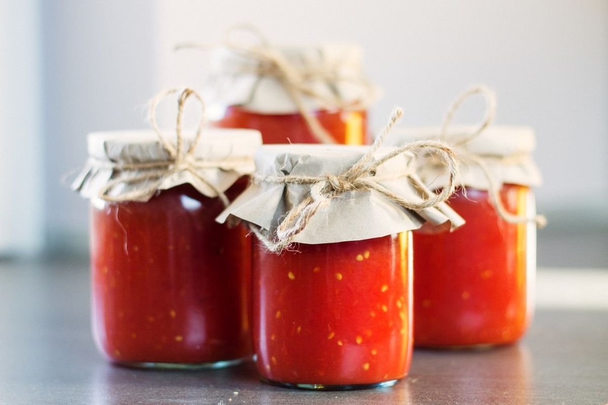 Alerta en la cocina: el botón de tu frasco de salsa que revela si es seguro comerlo