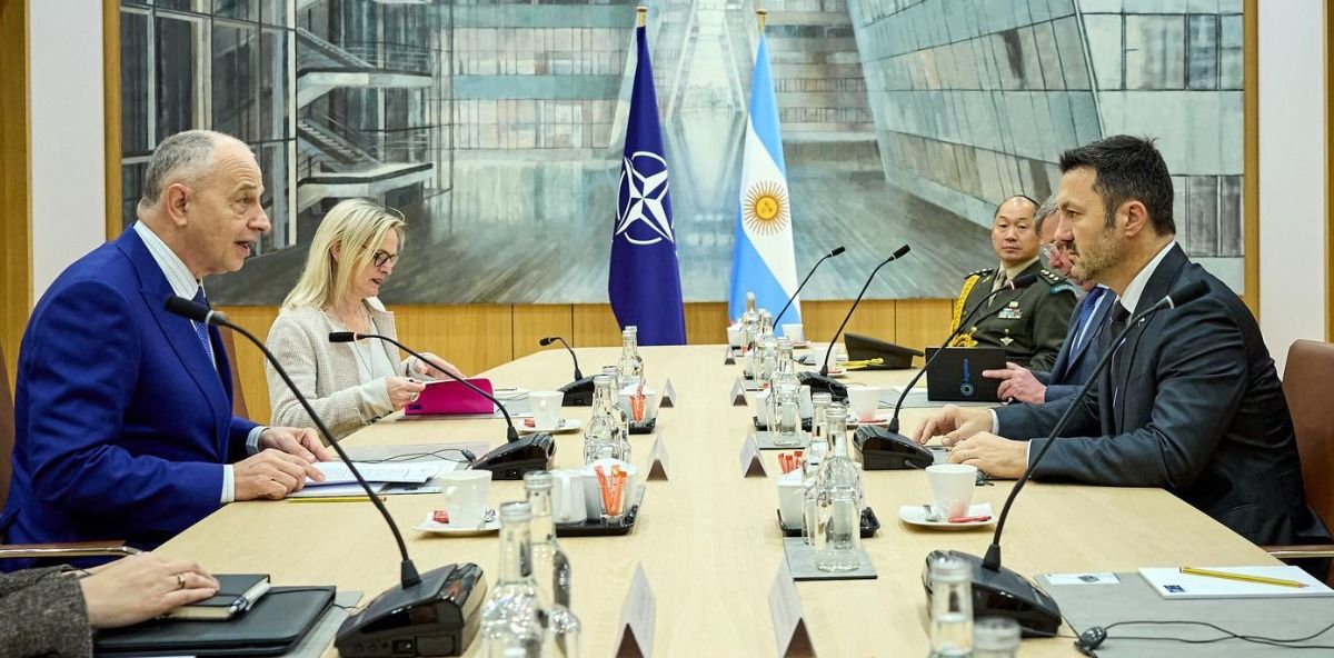 Una foto de la reunión que tuvo el ministro con las autoridades de la OTAN. Una foto de la reunión que tuvo el ministro con las autoridades de la OTAN. 
