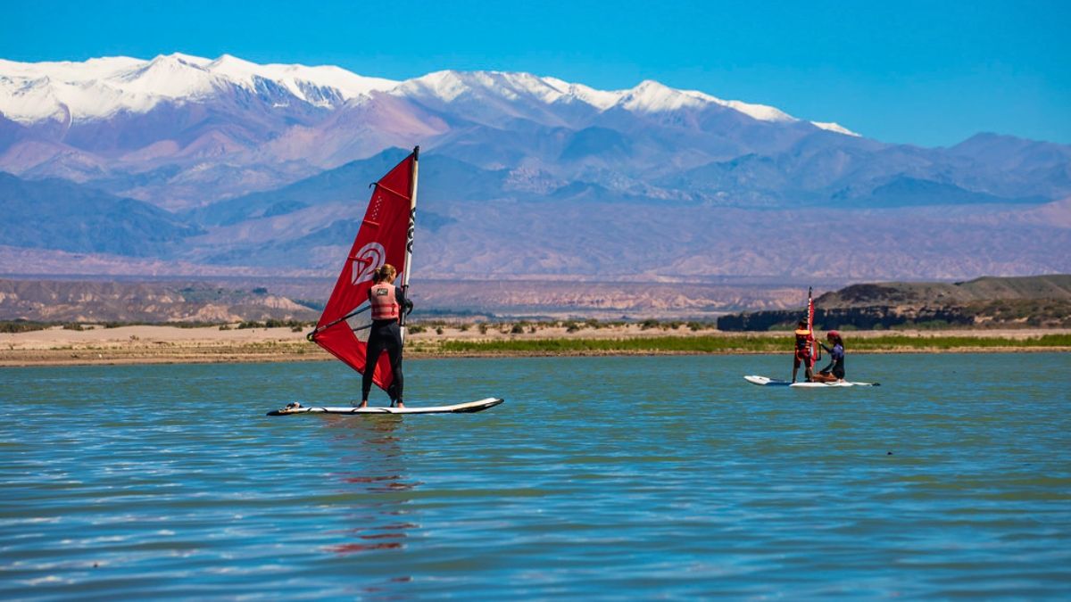 Las actividades en el dique del pueblo invitan al deporte acuático. Las actividades en el dique del pueblo invitan al deporte acuático.
