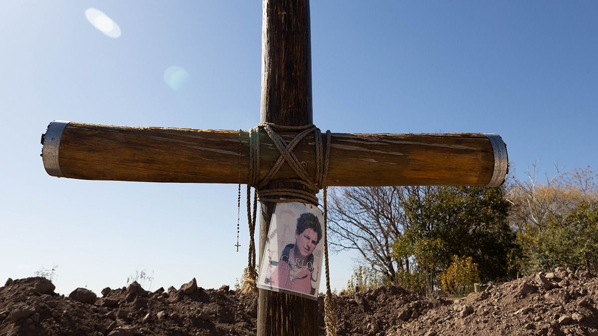 Una cruz fundacional con una imagen de Carlo Acutis se destaca en el enorme terreno donde se construye la capilla. Una cruz fundacional con una imagen de Carlo Acutis se destaca en el enorme terreno donde se construye la capilla.