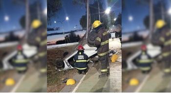 Joven iba solo en su auto, perdió el control, chocó contra un poste de luz y falleció en Maipú