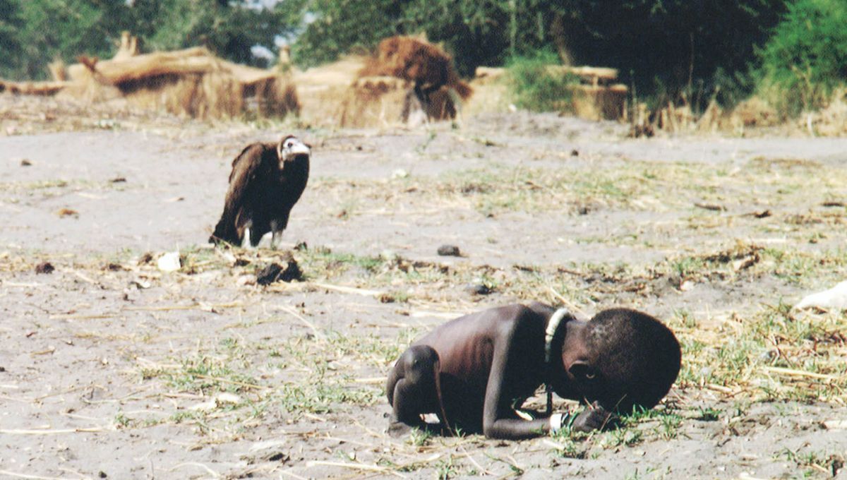 A 21 años de la fotografía El niño y el buitre de Kevin Carter, así luce hoy Kong Nyong