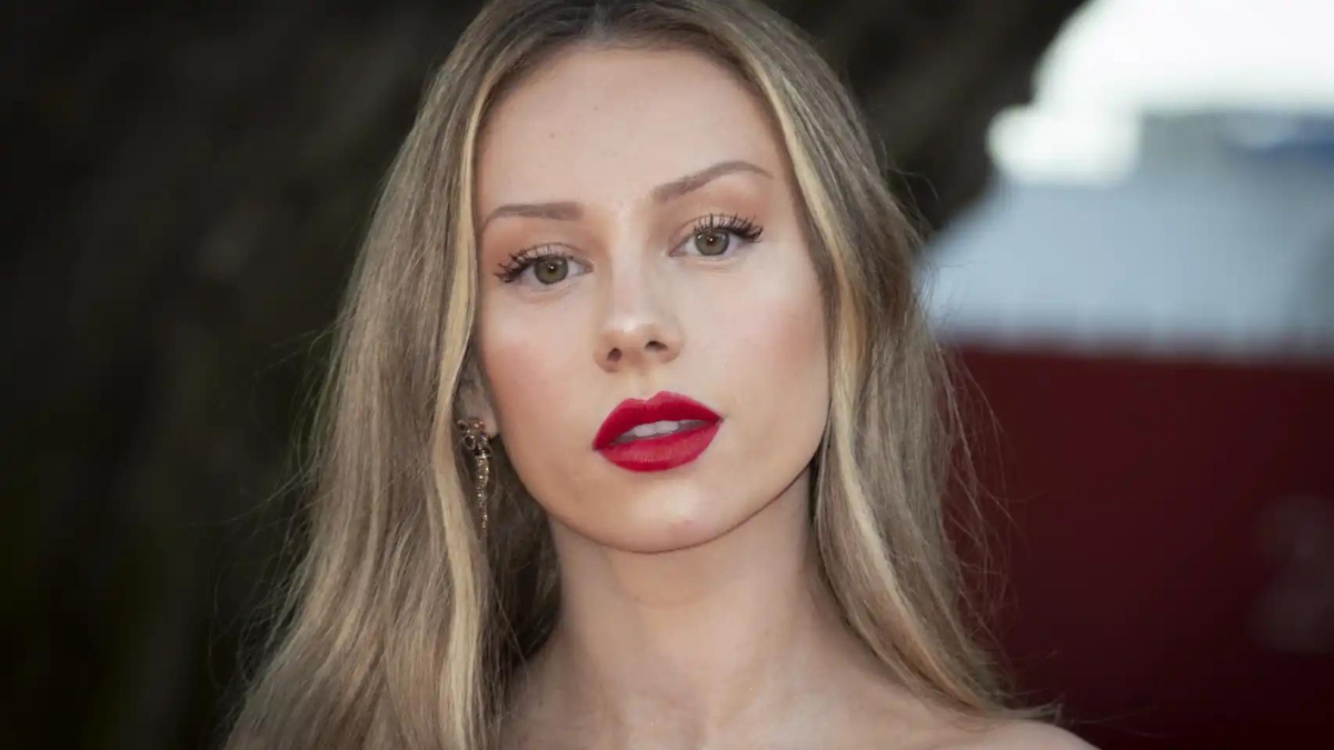 Ester Expósito se lució en la playa con un increíble mini bikini.