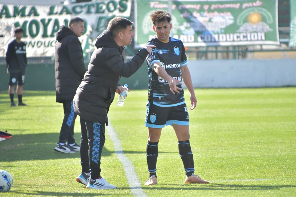 Pablo Jofre ajustando detalles tácticos. De su mano, Gutiérrez Sport Club marcha de buena manera en los playoffs del Federal A. Pablo Jofre ajustando detalles tácticos. De su mano, Gutiérrez Sport Club marcha de buena manera en los playoffs del Federal A.