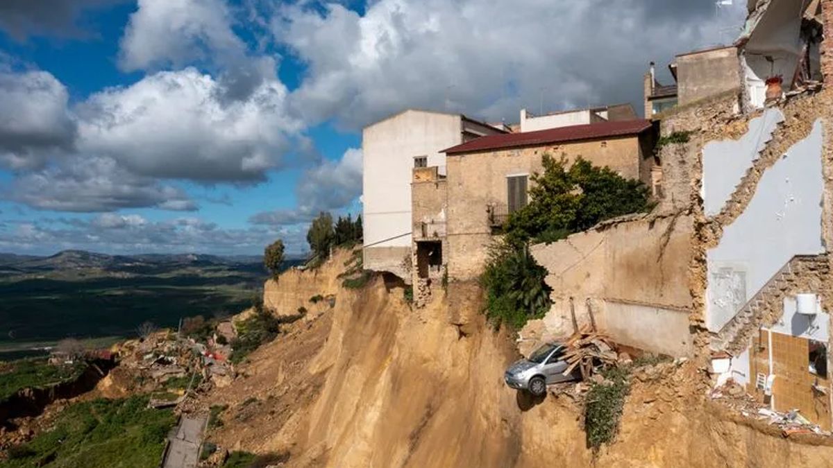 El pueblo que quedó al borde del abismo después de una violenta tormenta
