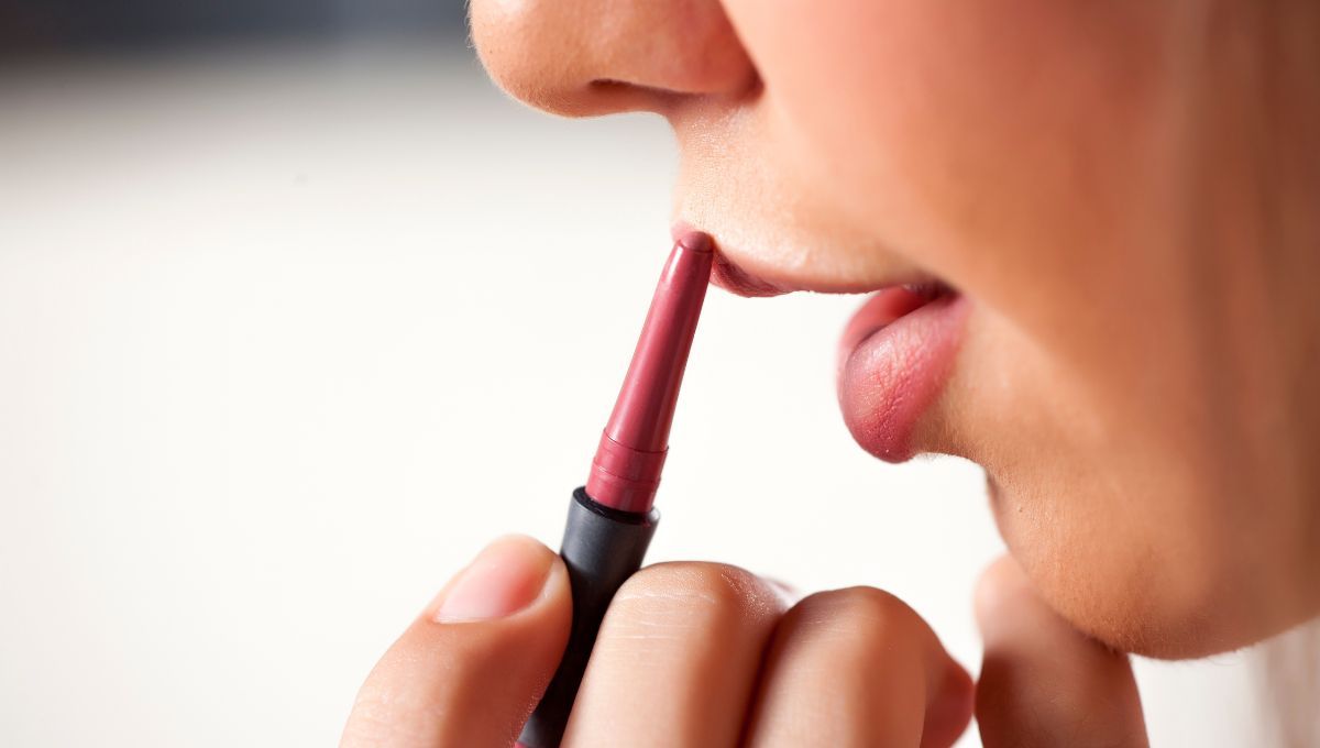 Delinear los labios ayuda a que la boca se vea más grande y llamativa. Delinear los labios ayuda a que la boca se vea más grande y llamativa. 