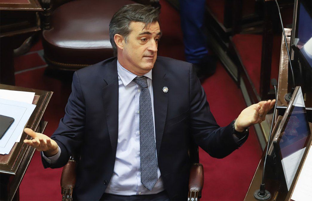 Esteban Bullrich afirmó que padece un trastorno nervioso llamado disartria, provocado por estrés, tras conocerse un video suyo con dificultad para hablar.