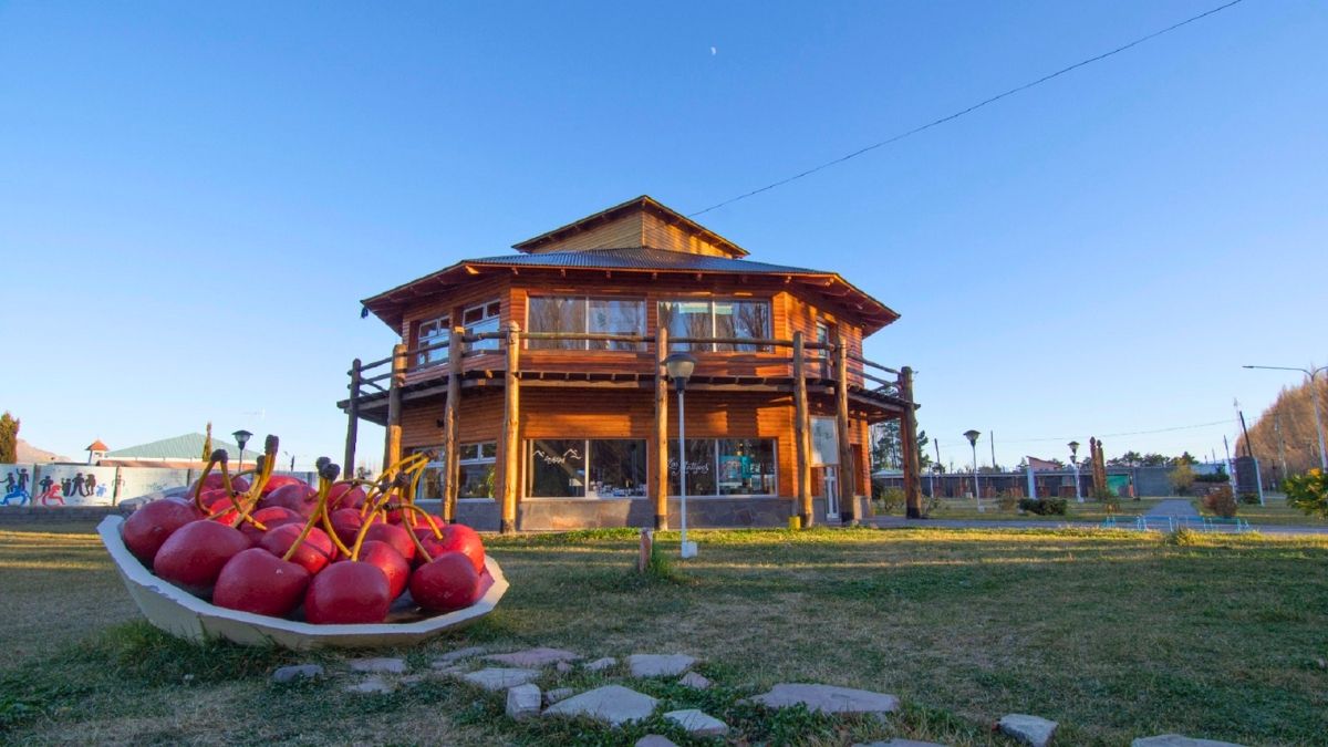 El pueblo que no sólo tiene paisajes paradisíacos sino también las mejores cerezas de país