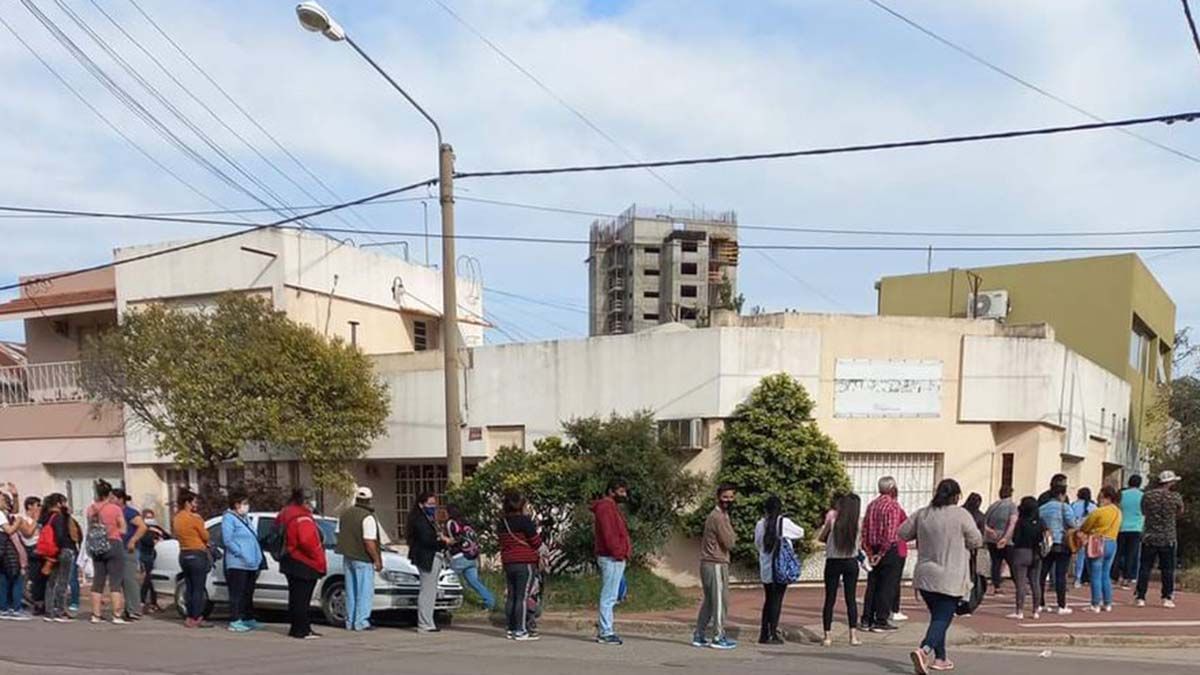 Elecciones 2021: en las redes sociales se viralizaron imágenes donde se pueden ver largas filas de personas en busca de los subsidios para saldar deudas en sus facturas impagas.