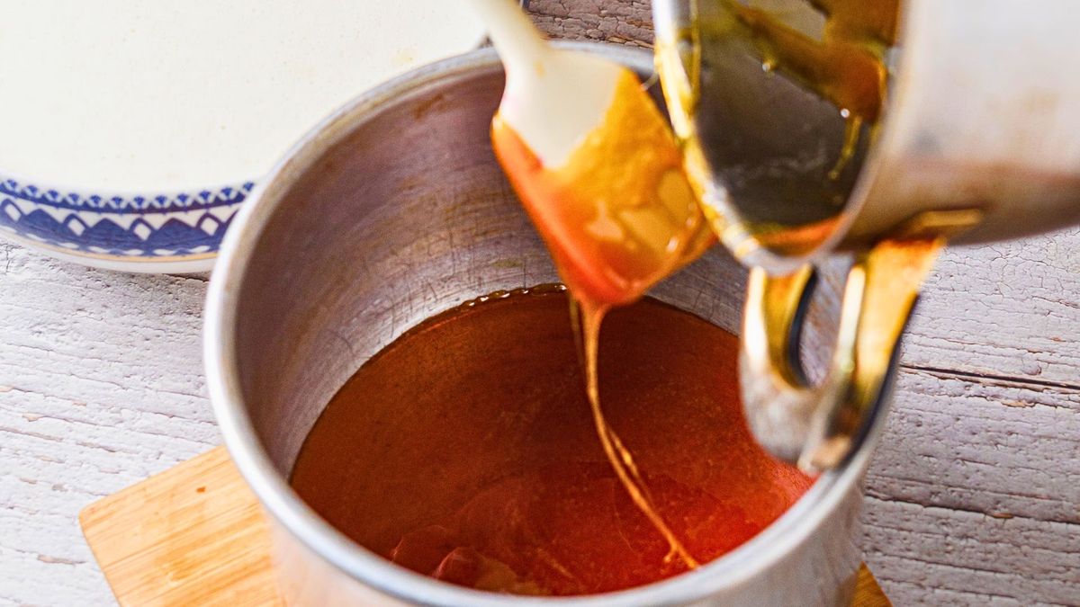 El caramelo líquido lleva azúcar, agua y limón. Cone sos ingredientes no se endurece jamás. Foto: gentileza jesusquesillo. El caramelo líquido lleva azúcar, agua y limón. Cone sos ingredientes no se endurece jamás. Foto: gentileza jesusquesillo.