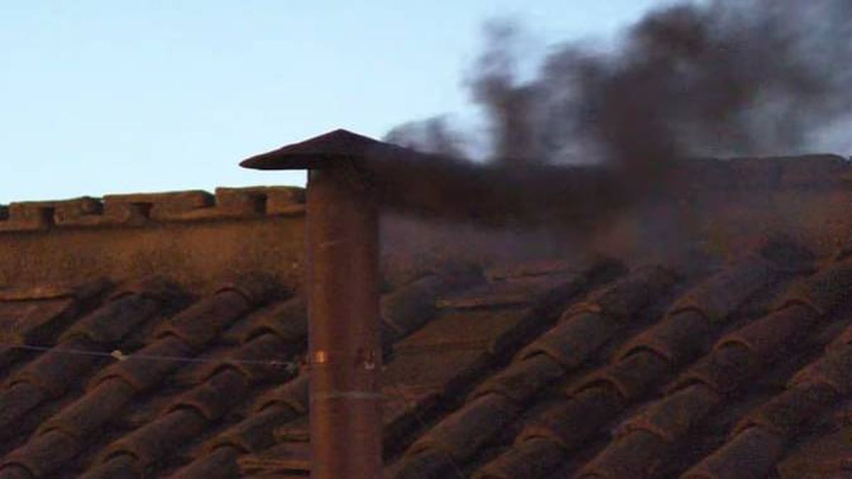 Fumata negra en el Vaticano, que busca un nuevo papa.
