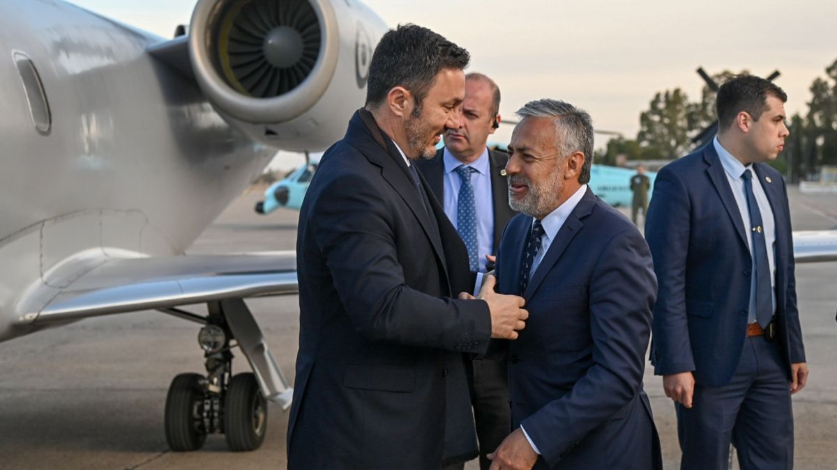 El ministro Luis Petri junto al gobernador Alfredo Cornejo en la visita del presidente Javier Milei a Mendoza.