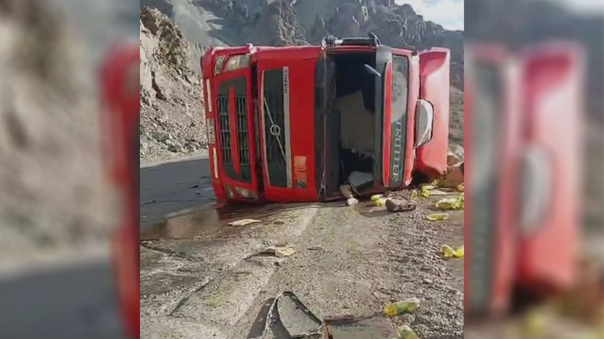 El camión volcó en la Ruta 60 de Chile luego de cruzar el Paso Cristo Redentor y provocó que una camioneta con tres mendocinos desbarrancara 120 metros.