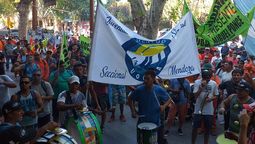 {alttext(Una de las marchas a favor de la minería en Malargüe.,Si hubiera un hashtag para definir la pasión de Malargüe, ese sería #somosdistintos)}