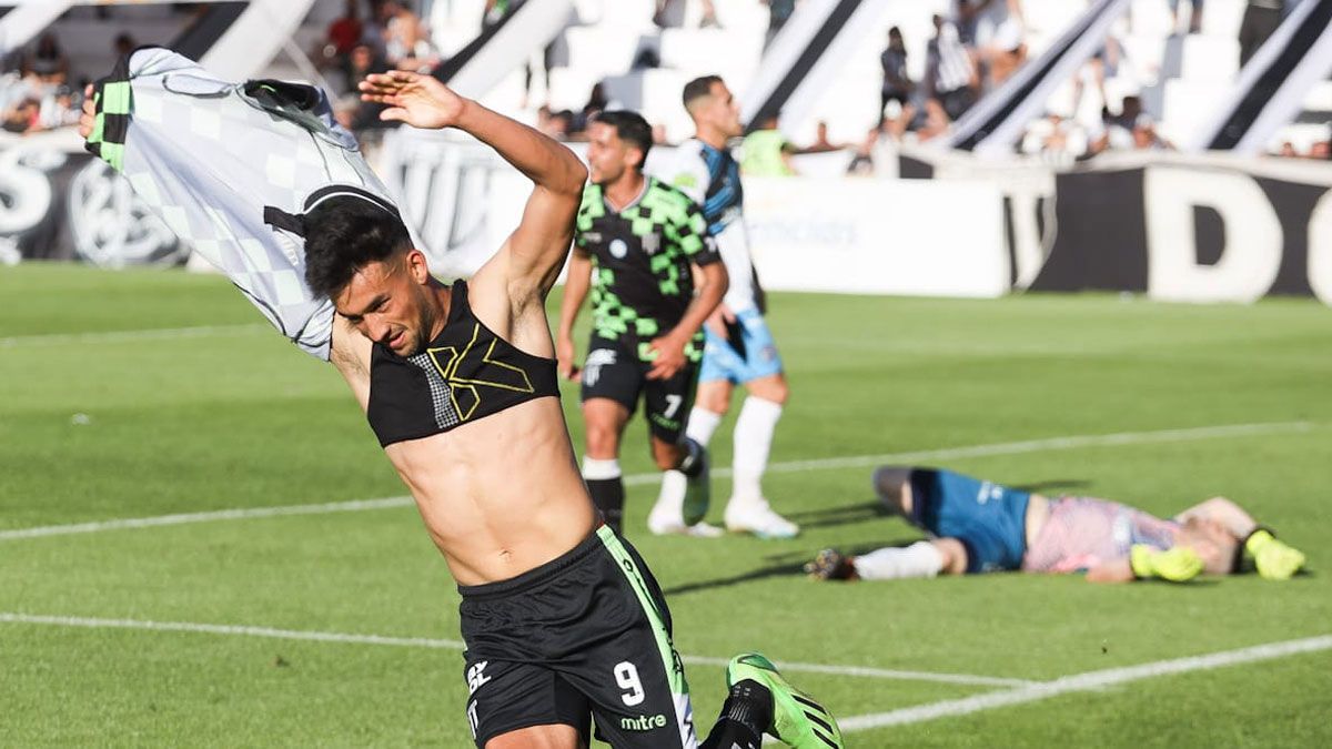 Agustín Herrera es el goleador del Lobo. Agustín Herrera es el goleador del Lobo.