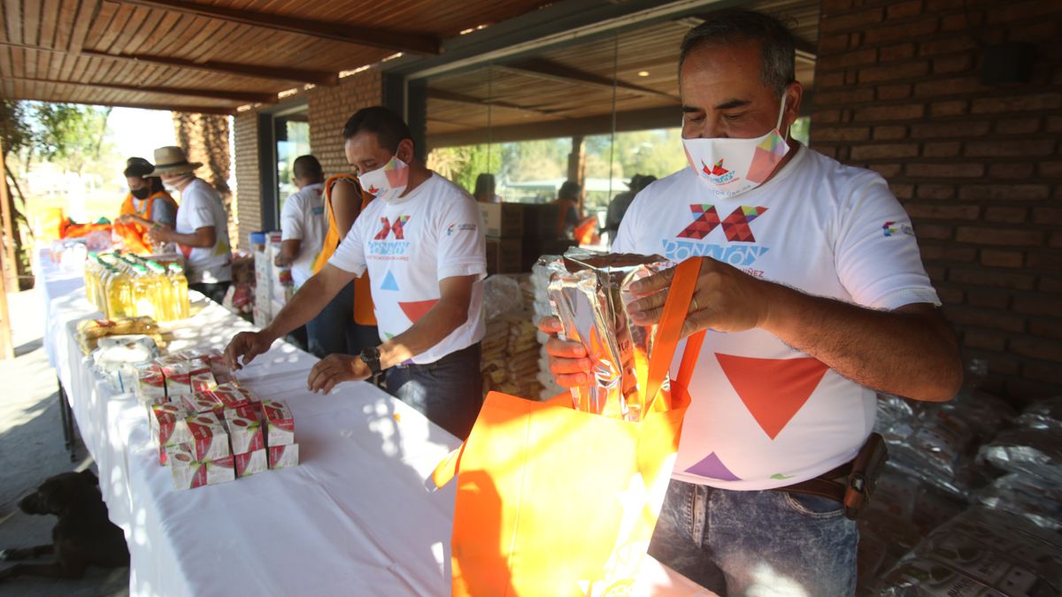 El armado de los kits de alimentos para ayudar a miles de chicos que hoy no comen todos los días