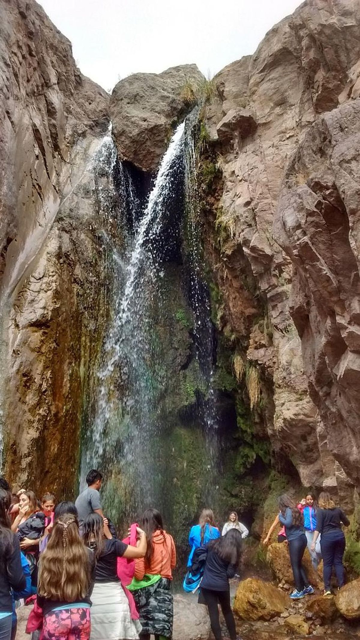 Para llegar a la Cascada del Ángel en Potrerillos se cobra entrada