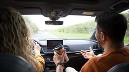 Hablar con alguien al manejar puede ser peligroso.