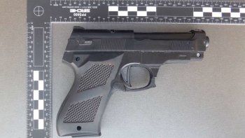Una abuela asustó a los pasajeros de un tren con una pistola de juguete