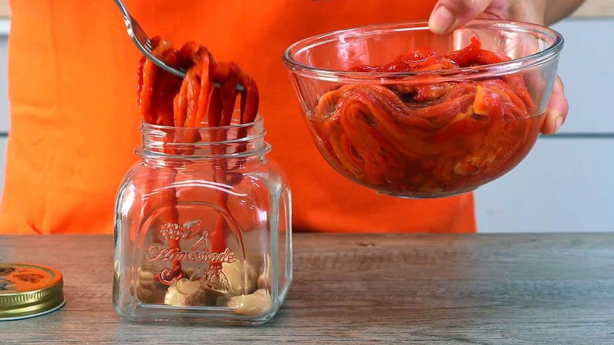 Los pimientos en escabeche se hace con una receta sencilla y rápida. Los pimientos en escabeche se hace con una receta sencilla y rápida.