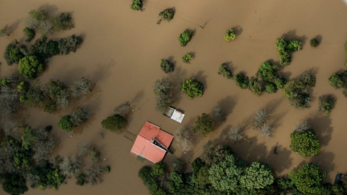 Inundación provocada por el río Uruguay en Salto, Paysandú, Uruguay. Cuando el volumen de lluvias supera la capacidad de la represa Salto Grande, esta se ve obligada a verter más agua de lo habitual en el río Uruguay. (Imagen: Dinagua) Inundación provocada por el río Uruguay en Salto, Paysandú, Uruguay. Cuando el volumen de lluvias supera la capacidad de la represa Salto Grande, esta se ve obligada a verter más agua de lo habitual en el río Uruguay. (Imagen: Dinagua)