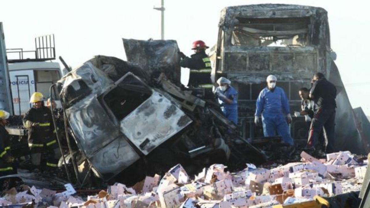 En febrero del 2014 este terrible accidente en San Martín enlutaba Mendoza y era la mayor tragedia vial hasta el momento, con 17 muertos. Luego la superaría la del micro de Turbus en 2017, donde murieron 19 pasajeros.