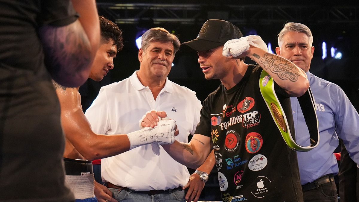 bajo la mirada satisfecha del intendente de Jun&iacute;n Mario Abed, Coki Soto saluda a su contrincante, el colombiano Carlos Rayo, luego derivado al hospital Perrupato para evaluaci&oacute;n por su dura ca&iacute;da.