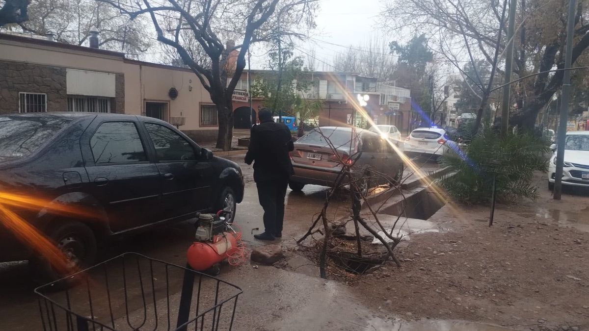 Un pozo en calle Beltrán casi Francia de Godoy Cruz provocó daños en al menos 12 vehículos. Foto: Matías Pascualetti/ Radio Nihuil