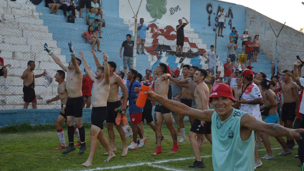 Los jugadores dieron la vuelta olímpica en San José.