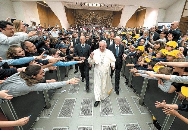 El arzobispo de Mendoza, Marcelo Colombo, rescató que el papa Francisco haya dejado un legado de un gran compromiso con los desposeídos, los pobres y los descartados. El arzobispo de Mendoza, Marcelo Colombo, rescató que el papa Francisco haya dejado un legado de un gran compromiso con los desposeídos, los pobres y los descartados.