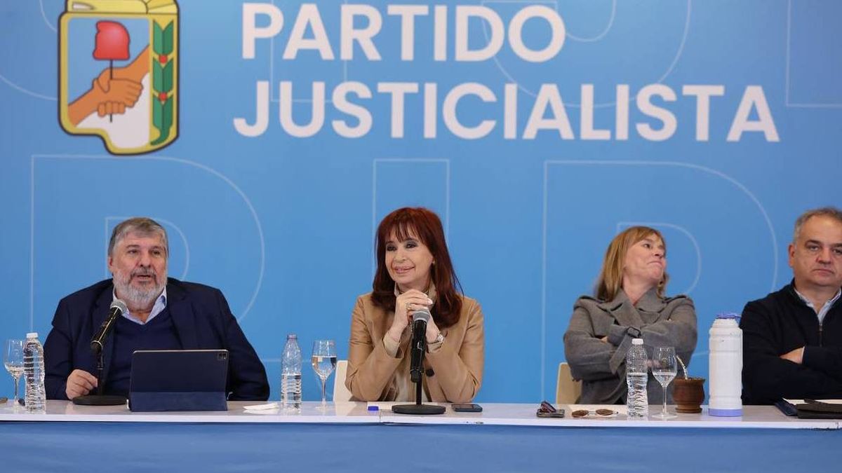 Cristina Kirchner este martes cuando esperaba el fallo de la Corte en la sede del PJ en Buenos Aires.