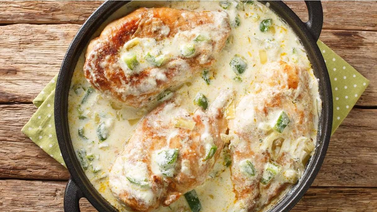 Un buen chorro de vino le aporta perfume y calidad al pollo al verdeo tradicional. Un buen chorro de vino le aporta perfume y calidad al pollo al verdeo tradicional.