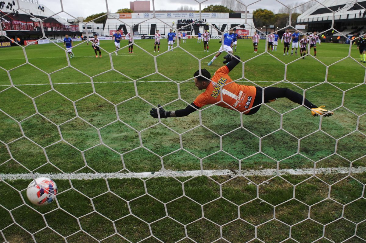 Argentinos Juniors, de azul, le ganó a Barracas Central y es puntero de la Liga Profesional