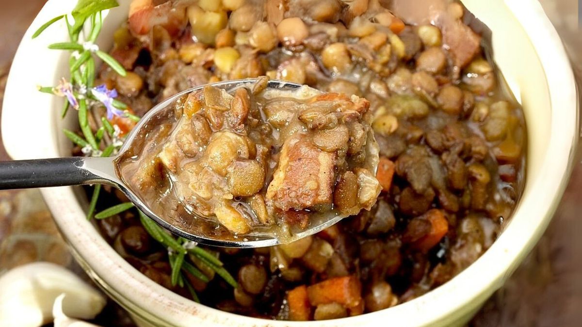 El guiso de lentejas es una receta sabrosa y nutritiva para el invierno. Foto: iStock. 