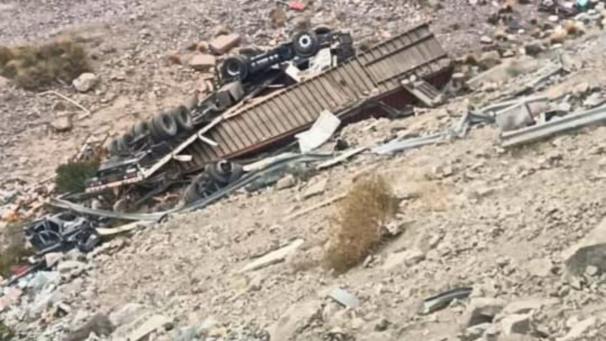 Accidente en alta montaña con un camión cargado de paneles solares que cayó por un barranco