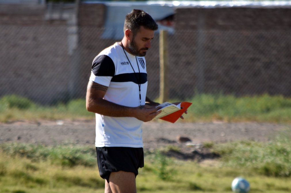 Diego Pozo empezó a diagramar los once para visitar a Quilmes. (Fotos: gentileza Prensa Gimnasia y Esgrima.).