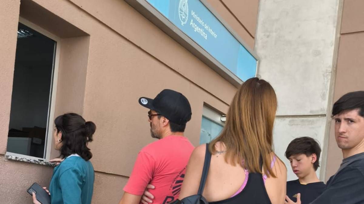 Este sábado hubo colas de viajeros en la puerta del Registro Civil para verificar pasaportes y llegado el caso hacer uno nuevo. Este sábado hubo colas de viajeros en la puerta del Registro Civil para verificar pasaportes y llegado el caso hacer uno nuevo.